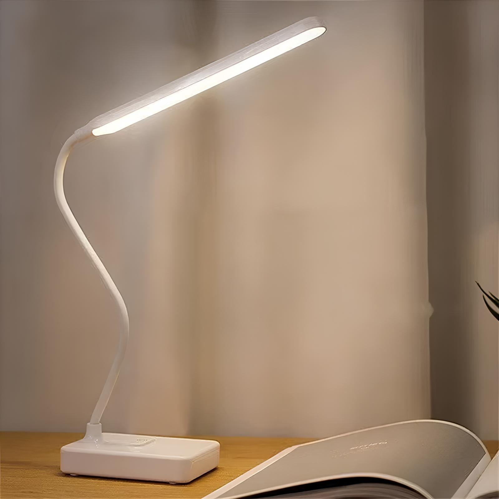 Weiße LED-Schreibtischlampe mit flexiblem Hals auf Holztisch, modernes Design, energiesparend.