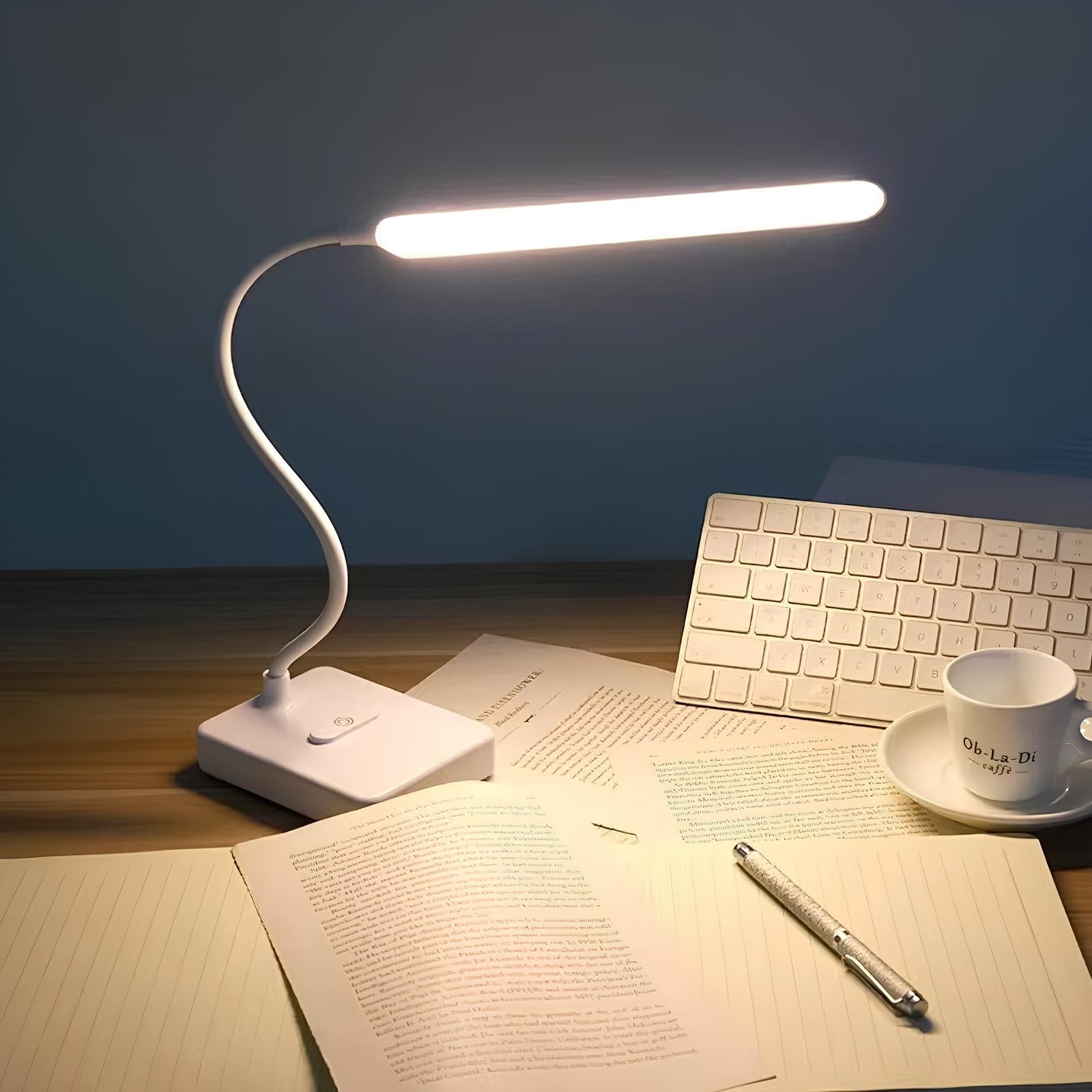 Weiße LED-Schreibtischlampe, flexibel, modern, energiesparend, ideal für Büro oder Studium.