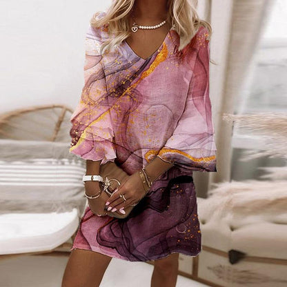Frau in elegantem, abstraktem, rosa Kleid mit langen Ärmeln und Schmuck, modernes Design.