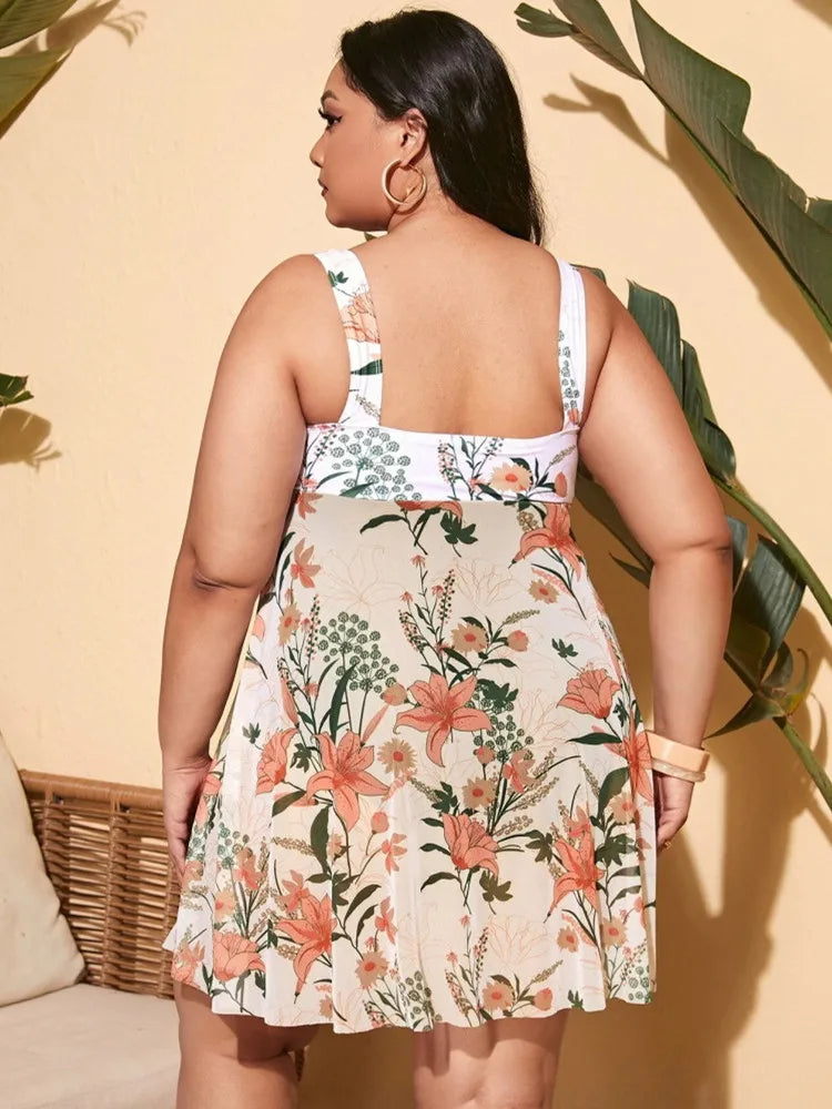 Frau im geblümten Sommerkleid, Plus-Size, ärmellos, tropisches Design, Rückansicht.