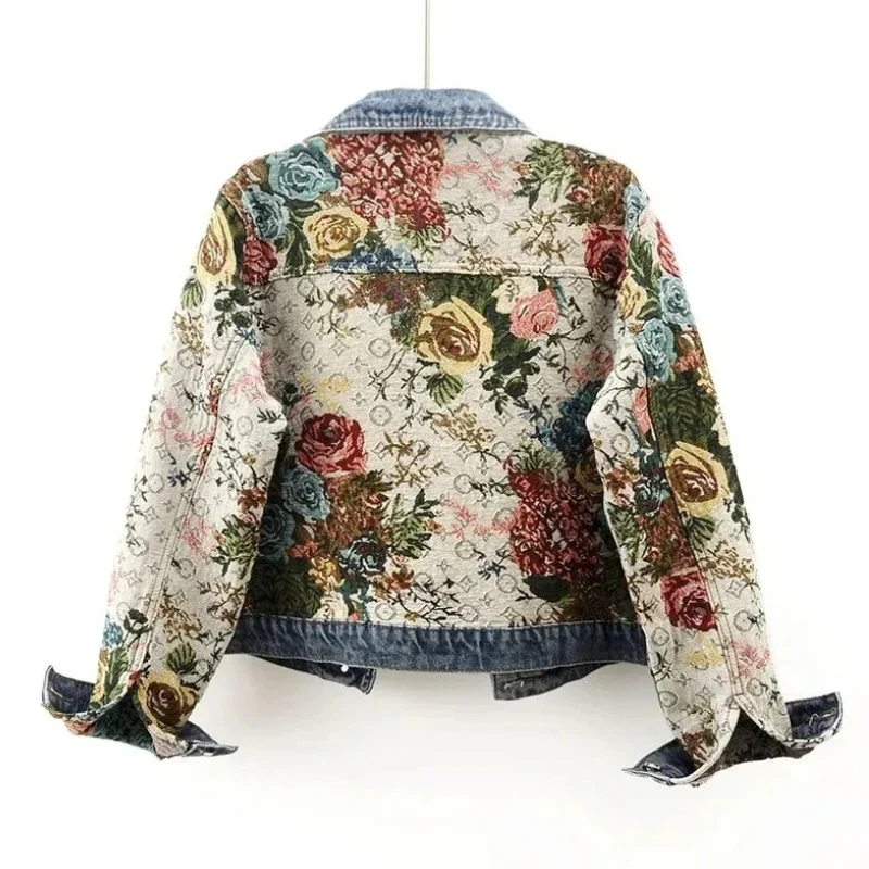 Florale Jeansjacke Damen, Vintage-Stil, bunte Blumenmuster, modische Oberbekleidung.