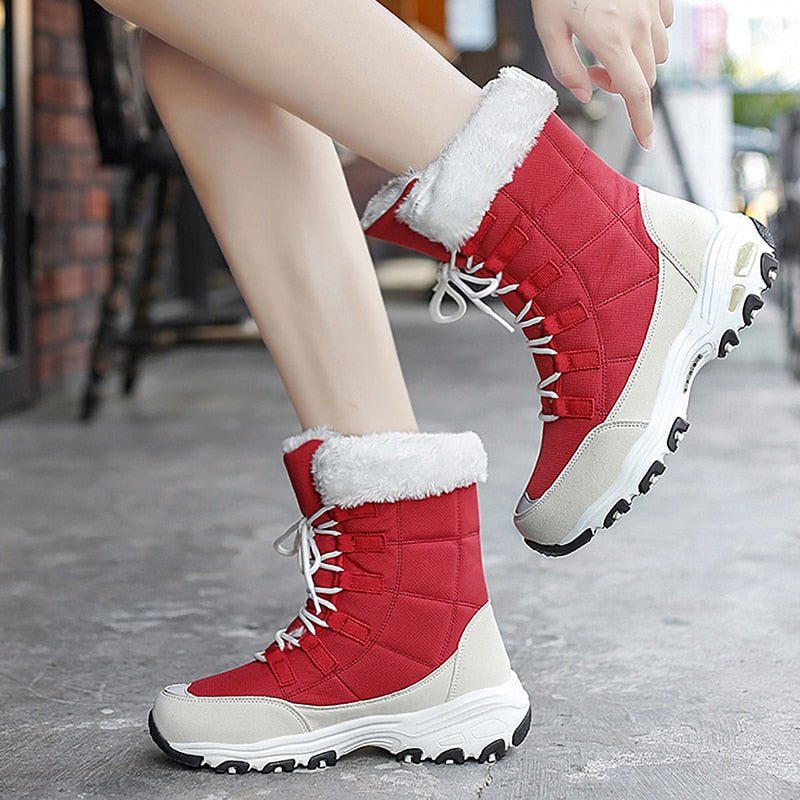 Rote Damen-Winterstiefel mit weißem Kunstfell, rutschfeste Sohle, warm und wasserdicht.