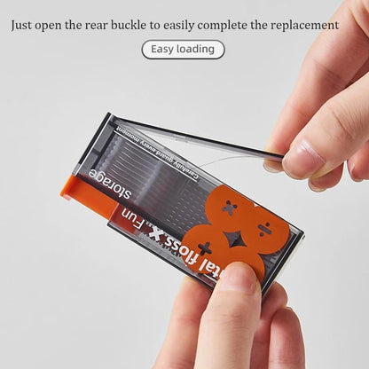 Hände halten transparente Zahnseidenbox mit orangefarbenem Etikett, Text "Flossx Fun".
