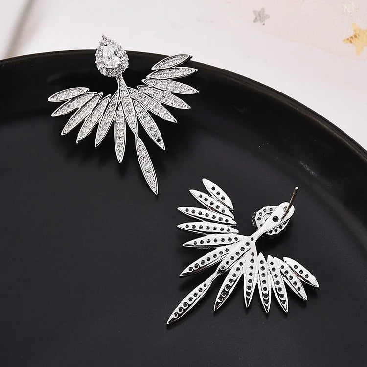Silberne Ohrringe mit Kristallen, elegantes Design, Schmuck für Damen, modisch und stilvoll.