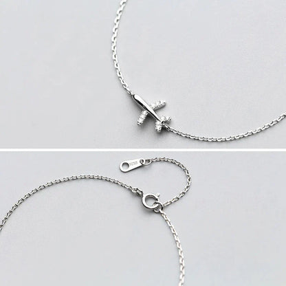 Silbernes Armband mit Flugzeuganhänger, zierliche Damenkette, Schmuck, Geschenkidee.
