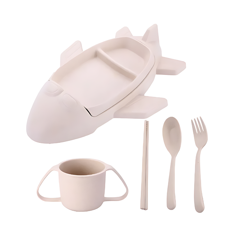 Beiges Kindergeschirr-Set in Flugzeugform, umweltfreundlich, mit Besteck und Tasse.
