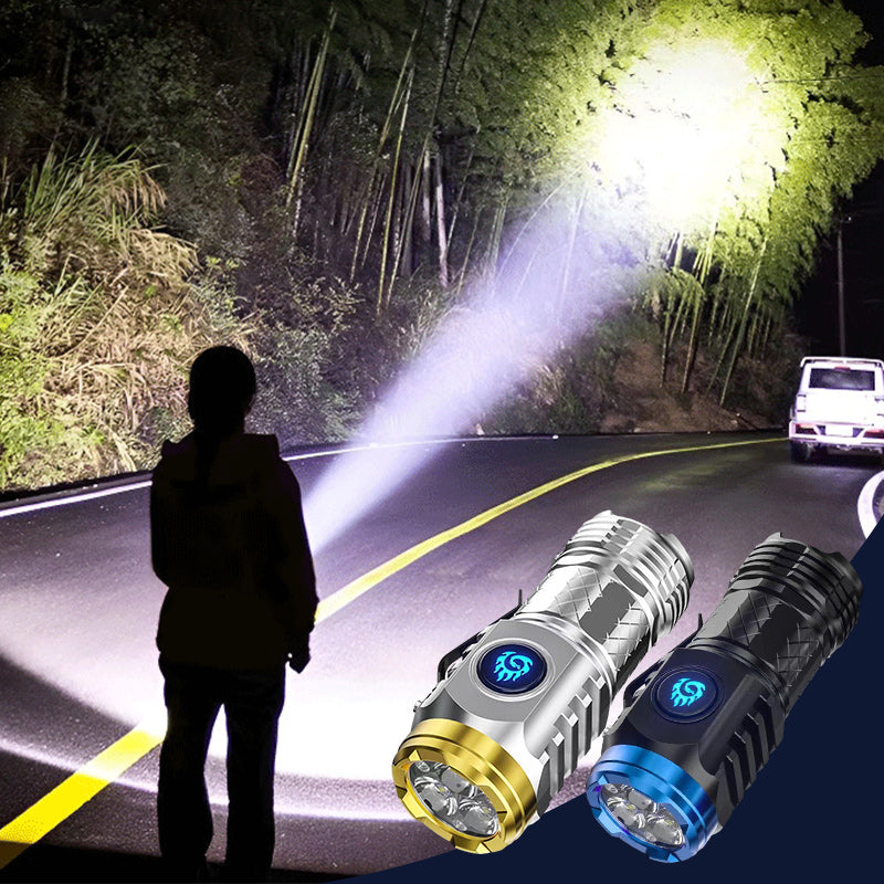 Person mit Taschenlampe auf Straße, LED-Taschenlampen, Nacht, Beleuchtung, Outdoor-Abenteuer.