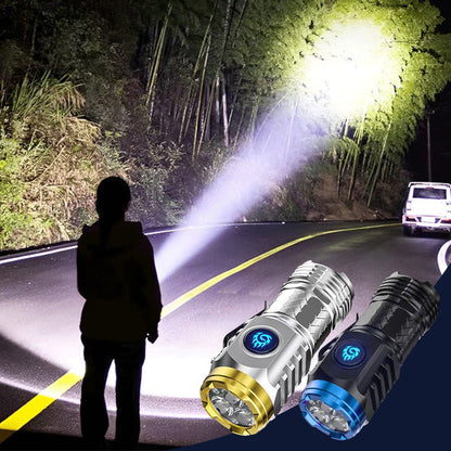 Person mit Taschenlampe auf Straße, LED-Taschenlampen, Nacht, Beleuchtung, Outdoor-Abenteuer.