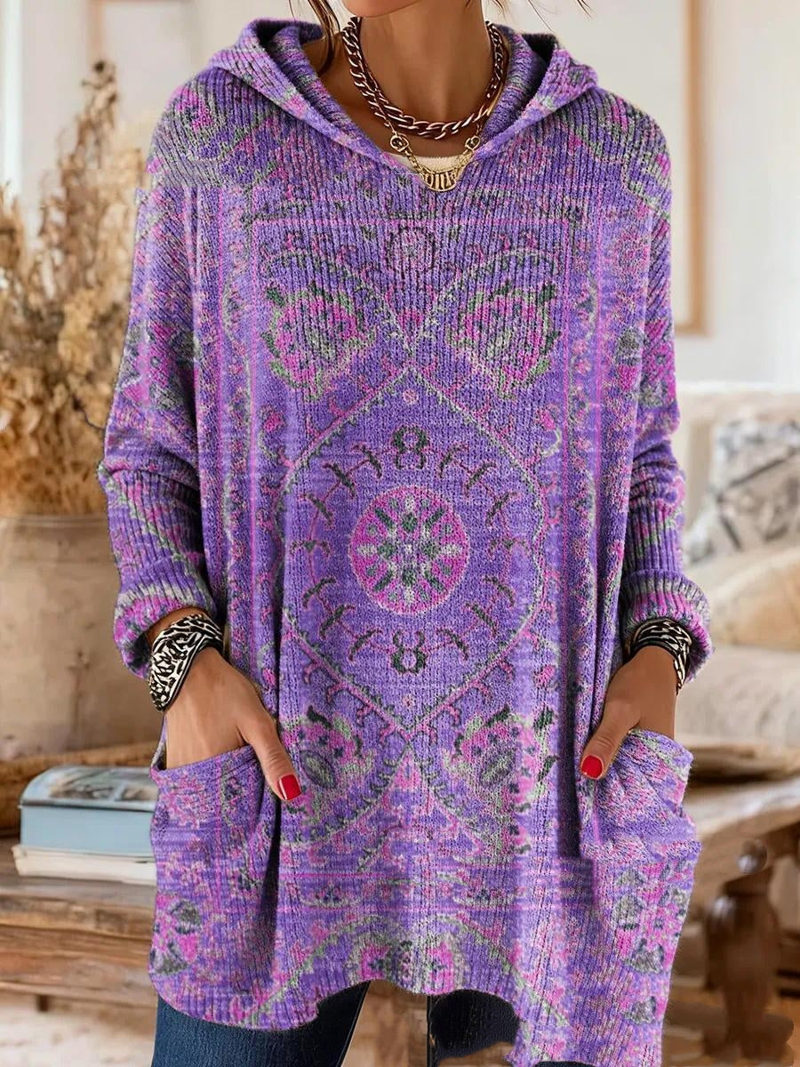 Huvtunika i lila med rosa och grönt mönster i mattstil, buren av modell med händerna i framfickorna. 2