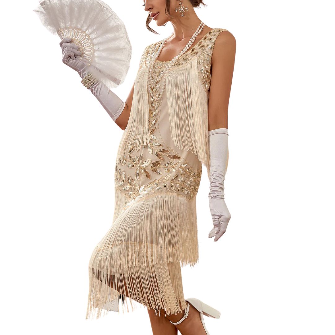 Frau im cremefarbenen Charleston-Kleid mit Fransen, Fächer und Perlenkette, 1920er Jahre Stil.