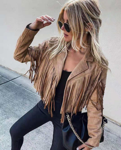 Frau in brauner Wildlederjacke mit Fransen, Sonnenbrille, schwarze Tasche, modisch, Straße.