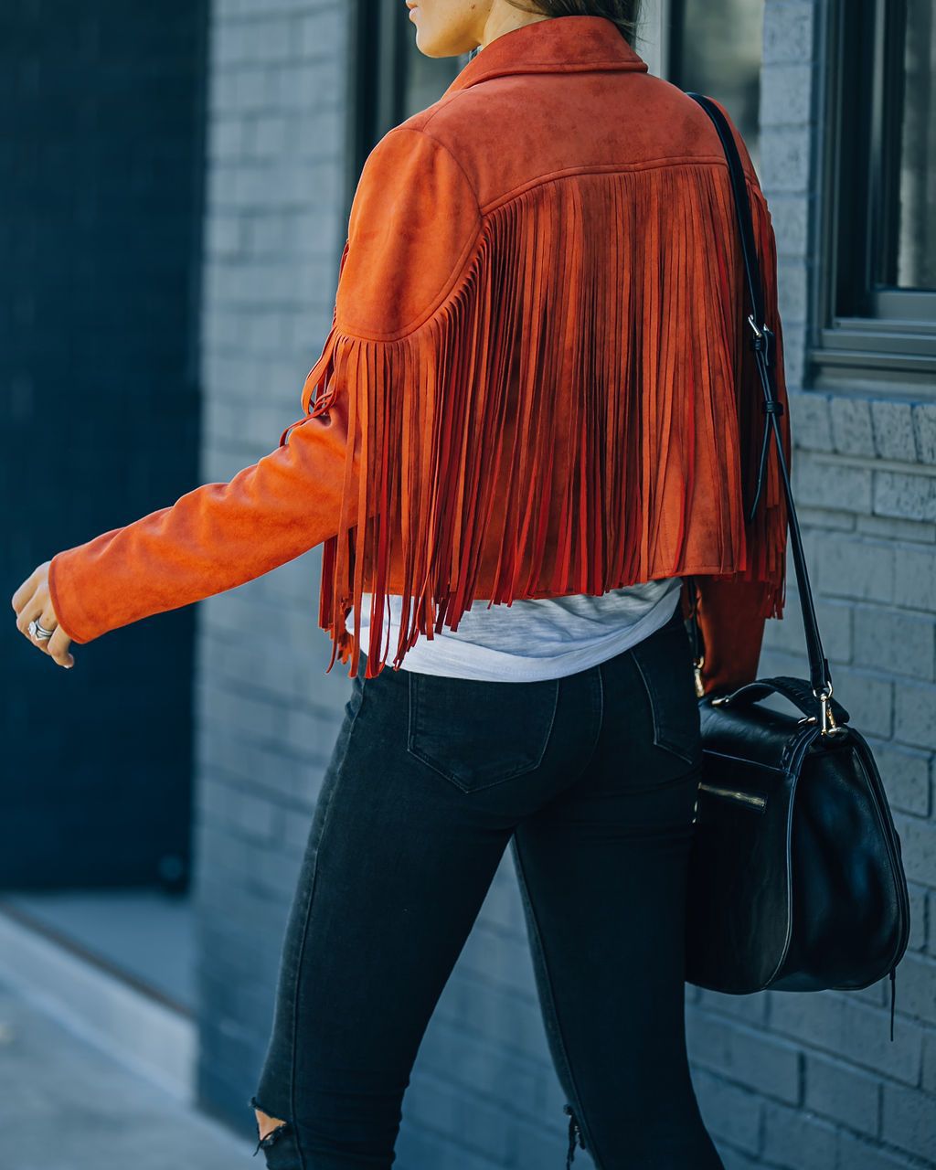 Rote Wildlederjacke mit Fransen, Damenmode, Herbsttrend, Streetstyle, schwarze Tasche