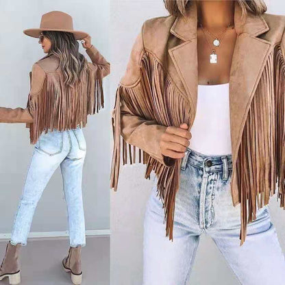 Frau in brauner Fransenjacke, blauer Jeans und Hut, modisches Outfit, Rückansicht.