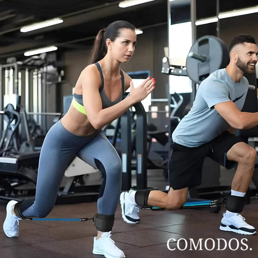 Frau und Mann trainieren mit Widerstandsbändern im Fitnessstudio, Sportbekleidung, Krafttraining.