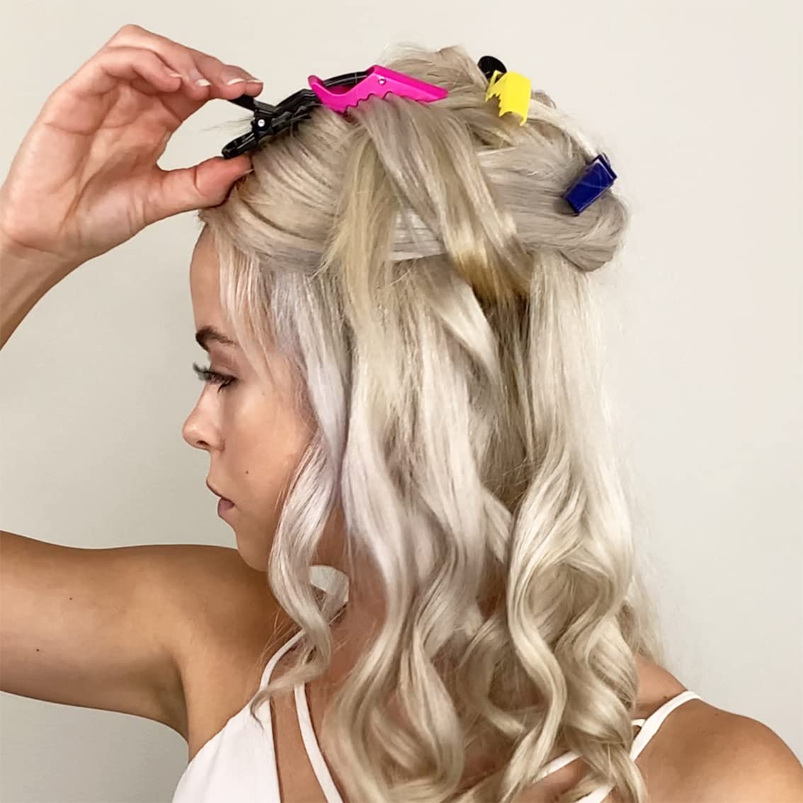 Frau mit blonden Locken, Haarspangen, Styling, Frisur, Haarpflege, Friseur, Mode, Schönheit.