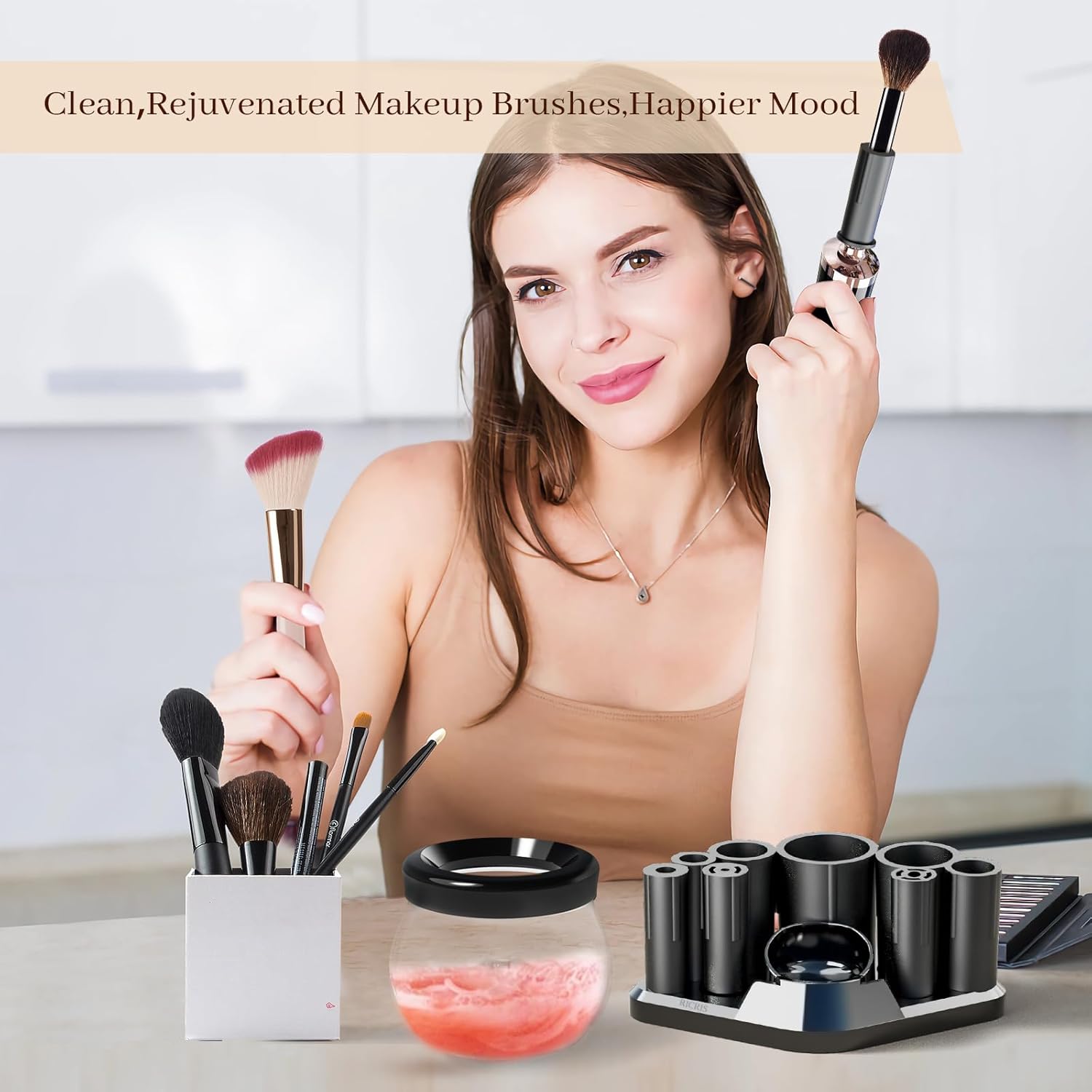 Frau mit Make-up-Pinseln, Pinselreiniger-Set, Kosmetik, Schönheitspflege, Lächeln.