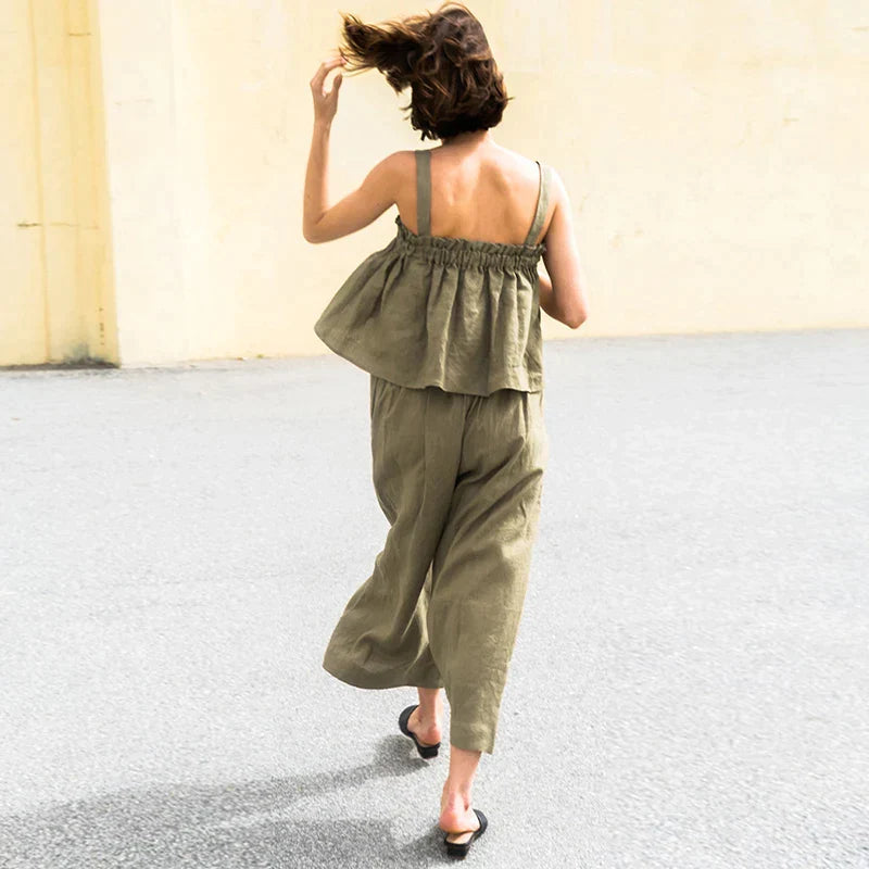 Frau in khakifarbenem ärmellosen Rüschen-Top und Hose, lässiger Sommerlook, Harajuku-Stil.