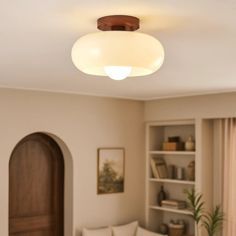 Tänd plafond med träfäste monterad i taket i ett ljust rum med valvdörr och bokhylla 1