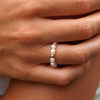 Hand mit Süßwasserperlenring, eleganter Schmuck, weiße Perlen, Damenmode, Nahaufnahme.
