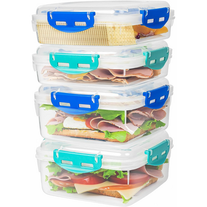 Vier stapelbare transparente Frischhaltedosen mit blauen Verschlüssen, gefüllt mit Sandwiches.