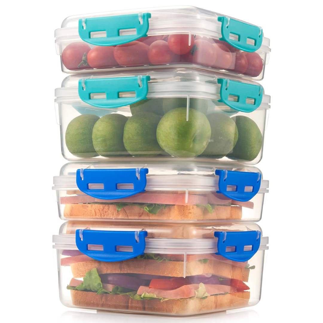 Stapelbare Frischhaltedosen mit blauem Verschluss, gefüllt mit Obst und Sandwiches.