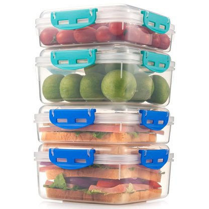 Stapelbare Frischhaltedosen mit blauem Verschluss, gefüllt mit Obst und Sandwiches.