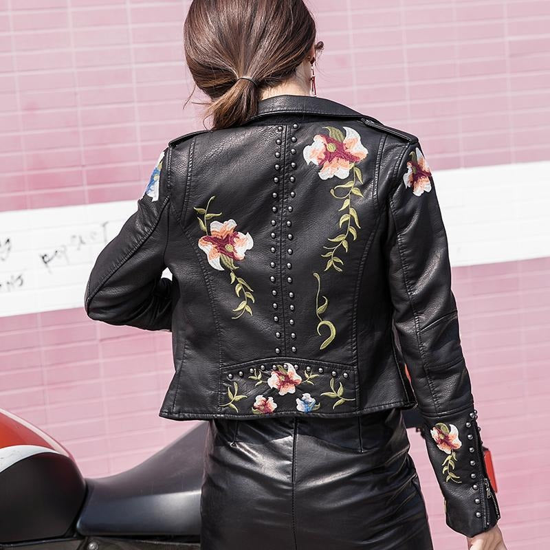 Höstlig broderad damkonstläderjacka i bikerstil – Eleonora