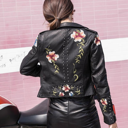 Höstlig broderad damkonstläderjacka i bikerstil – Eleonora