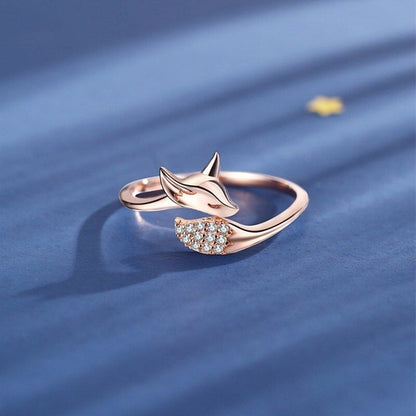 Roségoldener Fuchsring mit Diamantakzenten, elegantes Schmuckdesign, Damenmode.