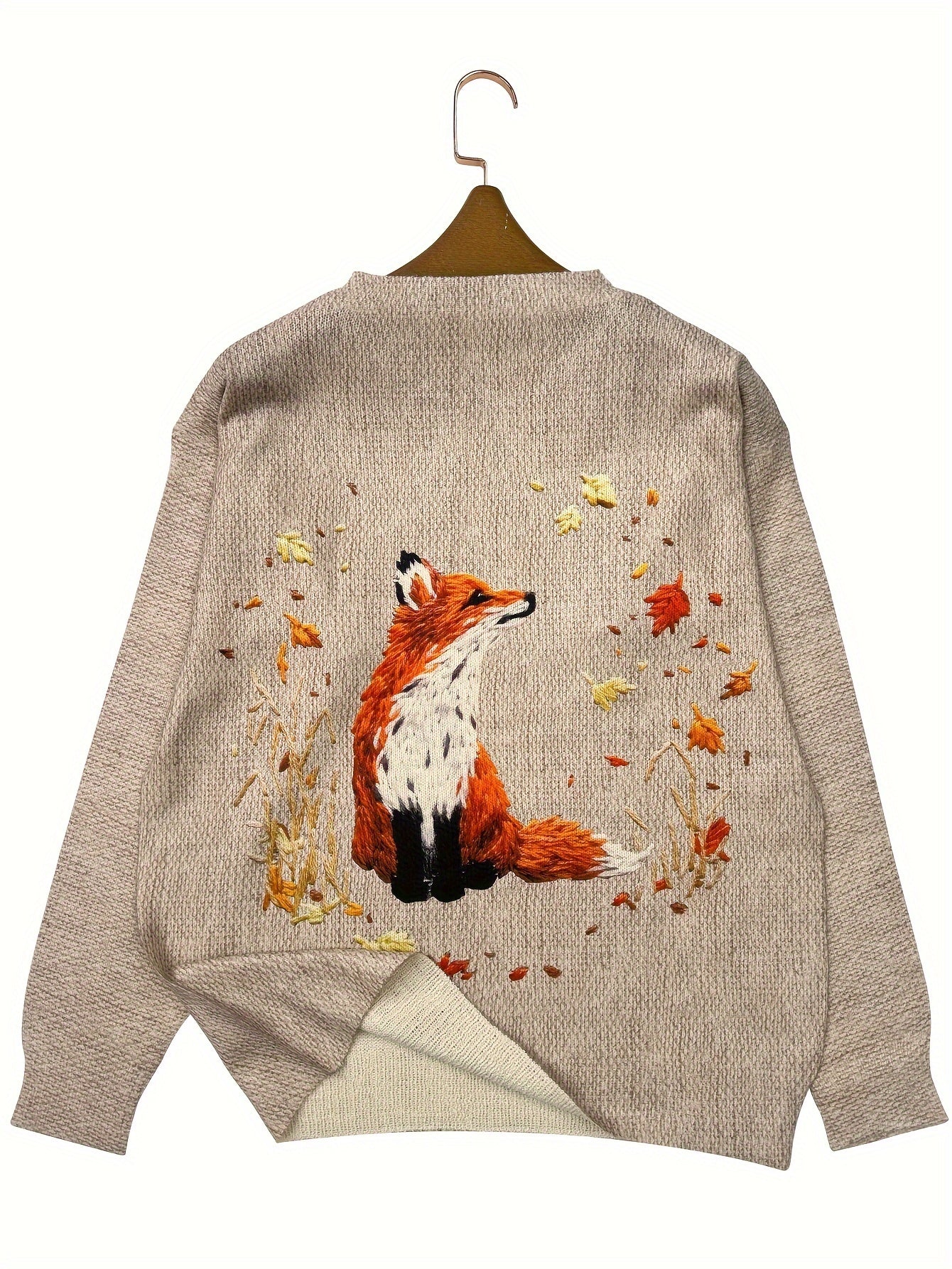 Beiger Strickpullover mit Fuchs-Stickerei, Herbstblätter, Damenmode, gemütlich, elegant.
