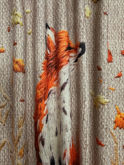 Strickstoff mit Fuchs-Motiv, herbstliche Farben, weiche Textur, ideal für Kleidung und Dekoration.