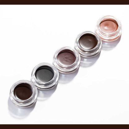 Fünf Augenbrauencremes in Glastiegeln, verschiedene Brauntöne, Makeup-Produkt.