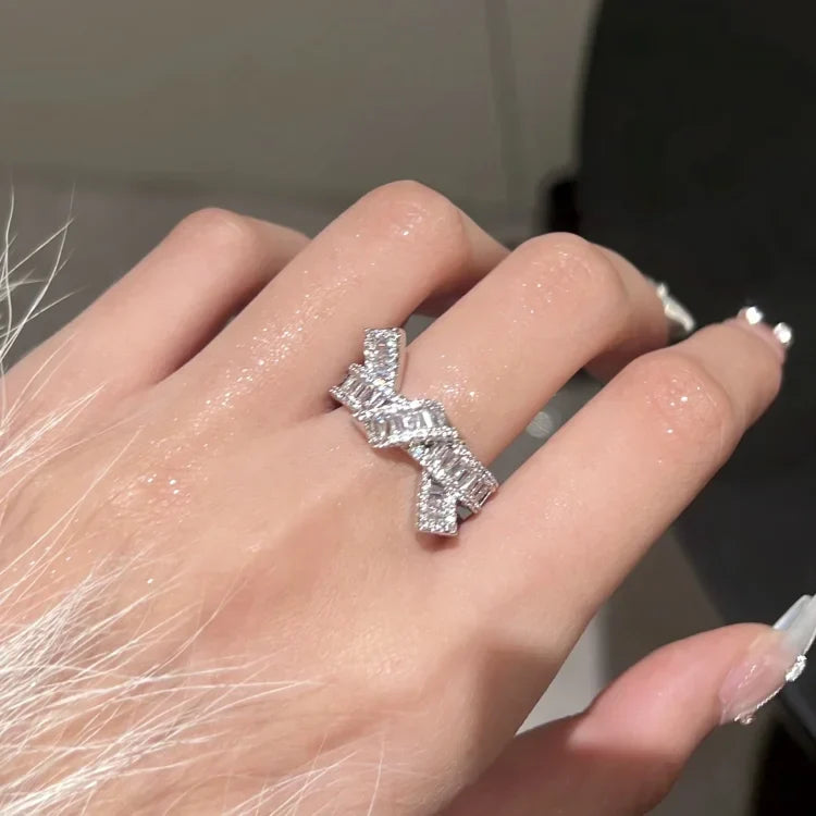 Silberner Diamantring auf Hand, funkelnd, luxuriöses Schmuckdesign, Nahaufnahme.