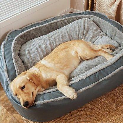 Golden Retriever auf grauem orthopädischen Hundebett, gemütlich, warm, großes Haustierbett.