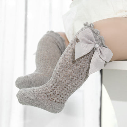 Graue Baby-Kniestrümpfe mit Schleife, gestrickt, weiches Material, modisch, bequem.