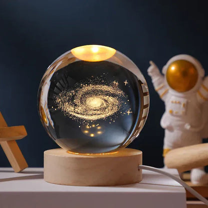 Kristallkugel mit Galaxie-Design auf Holzsockel, LED-Beleuchtung, dekorative Tischlampe.
