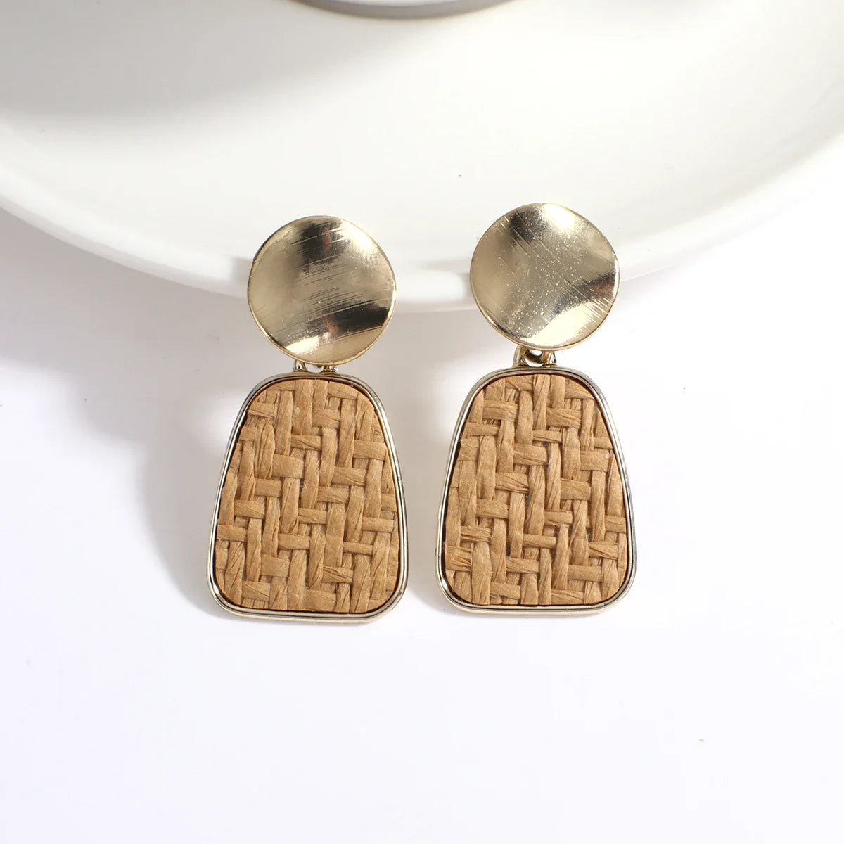 Goldene Ohrringe mit gewebtem Rattan, geometrisches Design, modischer Schmuck für Damen.