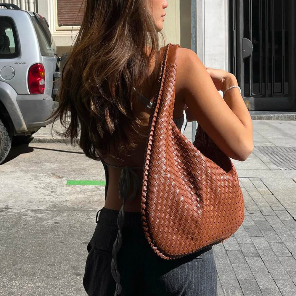 Braune geflochtene Ledertasche, stilvoll und geräumig, ideal für den täglichen Gebrauch.