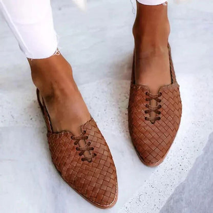 Braune geflochtene Lederslipper für Damen, lässig, bequem, modisch, ideal für den Sommer.