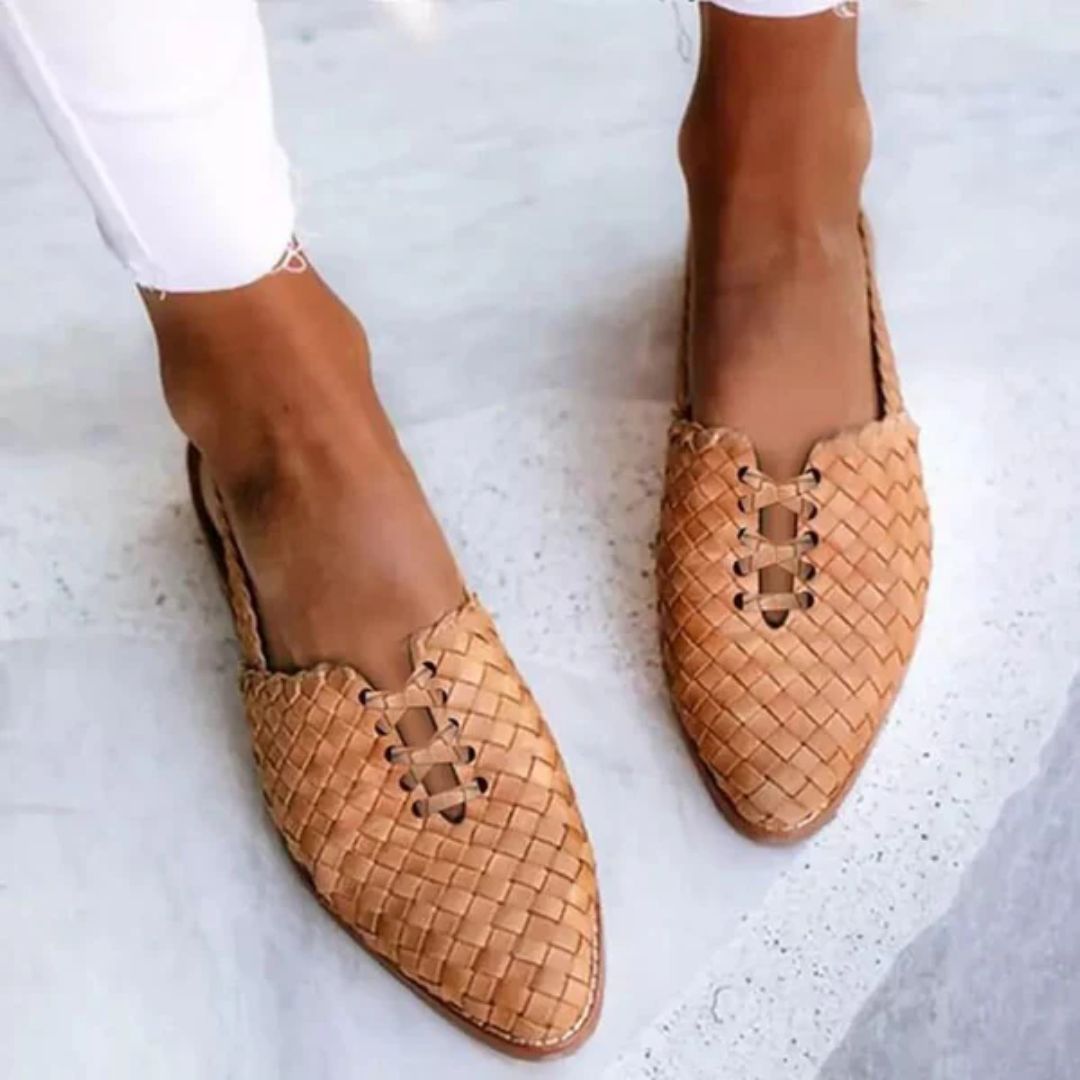Geflochtene Damen-Lederslipper in Beige, modisch und bequem, ideal für den Sommer.