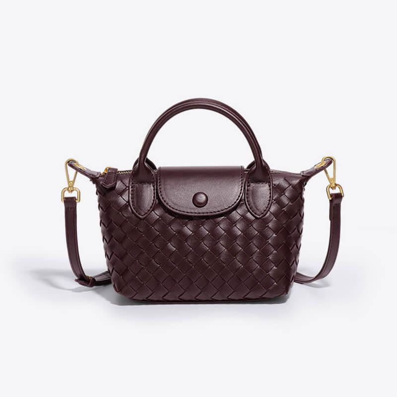Braune geflochtene Handtasche aus Leder mit Schulterriemen und goldenen Details.