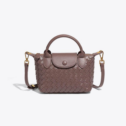 Braune geflochtene Handtasche aus Leder mit Schulterriemen, modisches Accessoire.