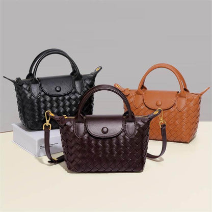 Drei geflochtene Handtaschen aus Leder in Schwarz, Braun und Cognac auf hellem Hintergrund.
