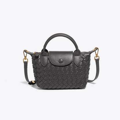 Geflochtene schwarze Handtasche aus Leder mit abnehmbarem Schulterriemen und Druckknopfverschluss.