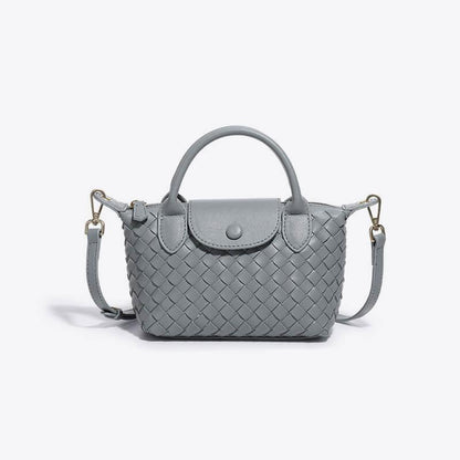 Geflochtene Handtasche aus Leder in Grau mit abnehmbarem Schulterriemen und Druckknopfverschluss.