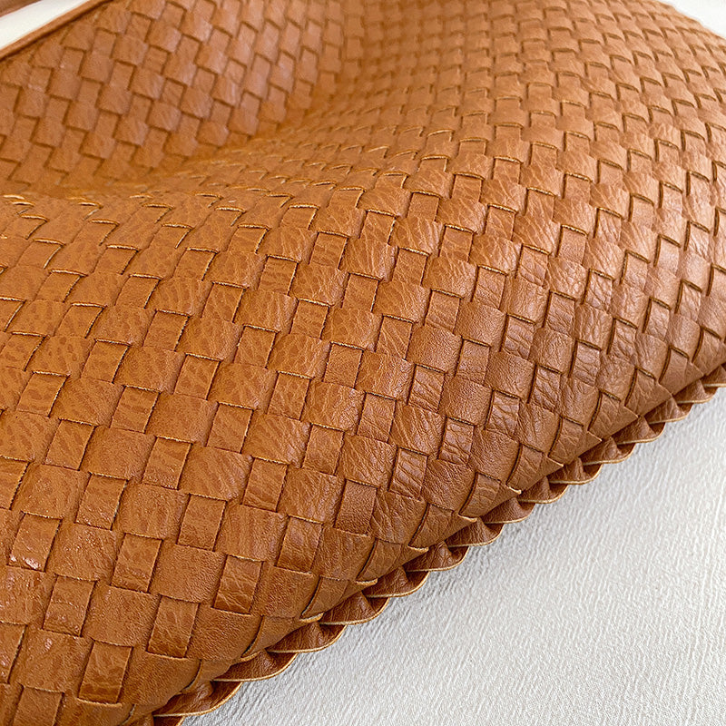 Geflochtene braune Ledertasche, handgefertigt, modisch, hochwertig, Detailansicht.