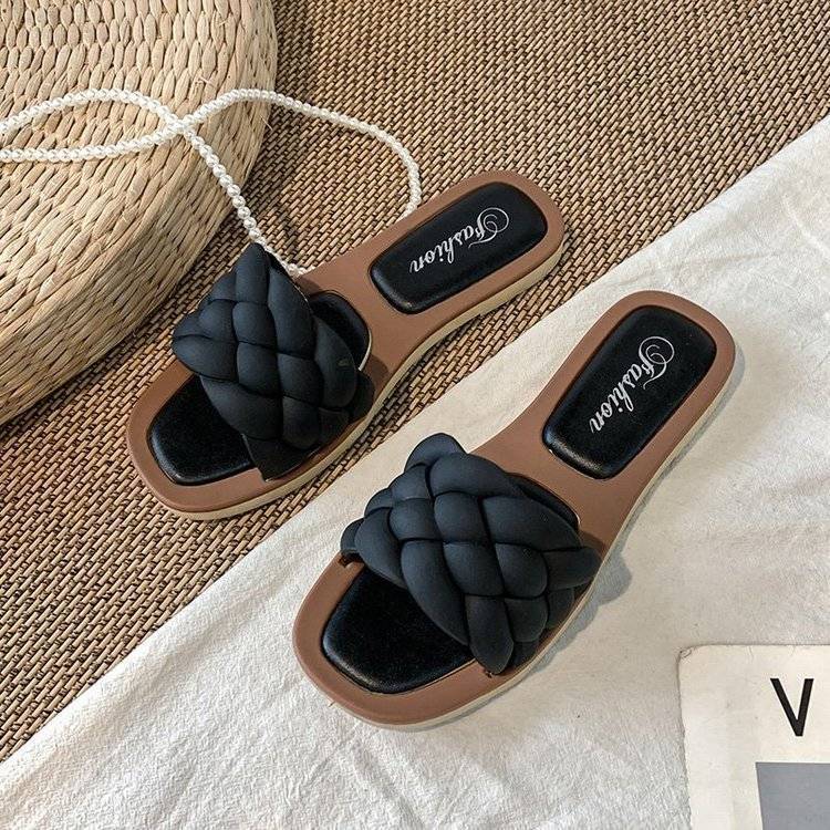 Schwarze geflochtene Sandalen für Damen, braune Sohle, Sommermode, Strandbekleidung.