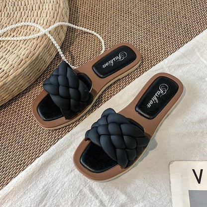 Schwarze geflochtene Sandalen für Damen, braune Sohle, Sommermode, Strandbekleidung.