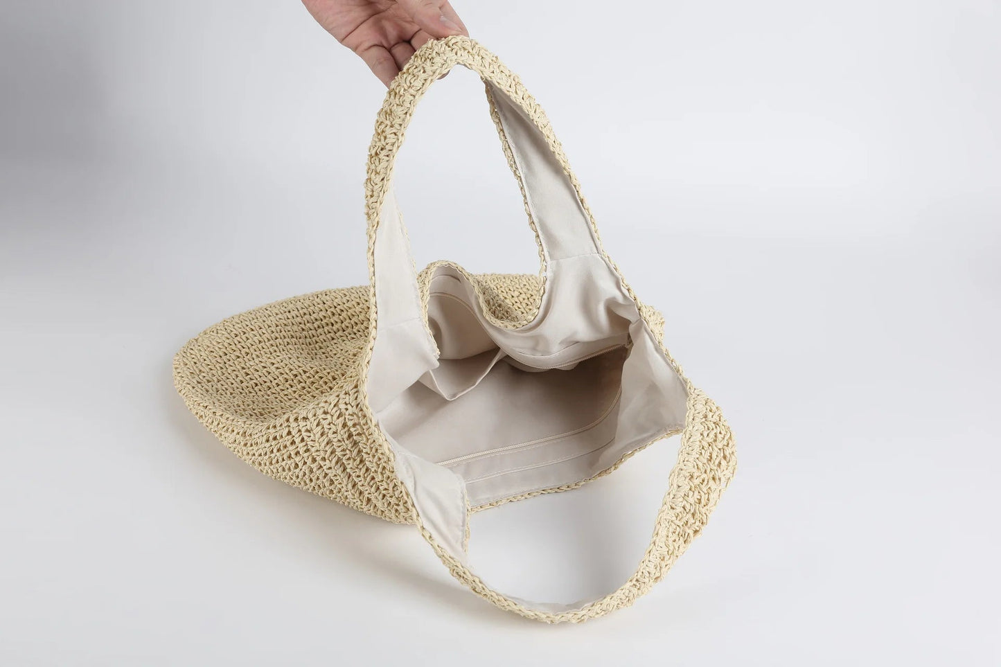 Handgefertigte beige Strohtasche mit Innenfächern, ideal für Sommer und Strand.