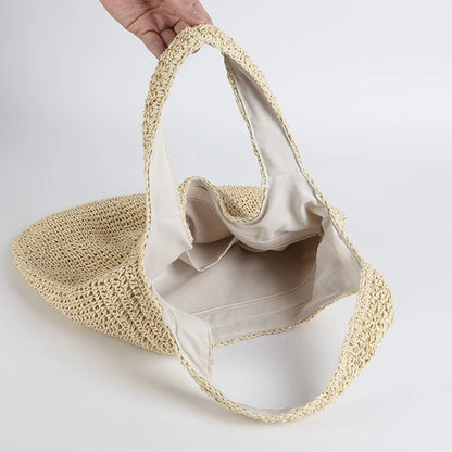 Handgefertigte beige Strohtasche mit Innenfutter, ideal für Sommer und Strand.